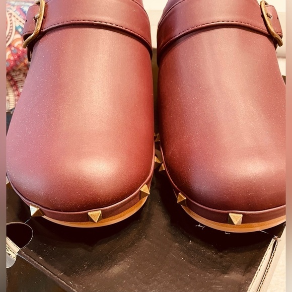 🌟HP🌟STUDDED CLOGS Torrid Roomy 8.5 Burgundy Wooden 3.5” Heel NEW Extra Comfy - Picture 6 of 13